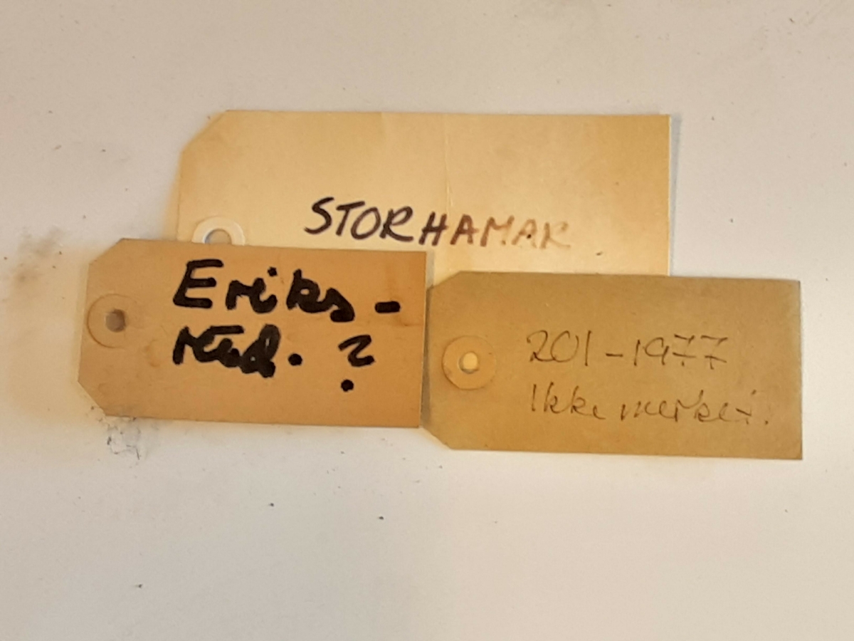 Lavt konsollbord med utskårne elementer; ett kvinnehode på hvert hjørne. Rik rokokkodekor som er forgyldt. Metallbakke nedfelt på toppen. Antagelig for blomsterdekorasjon.