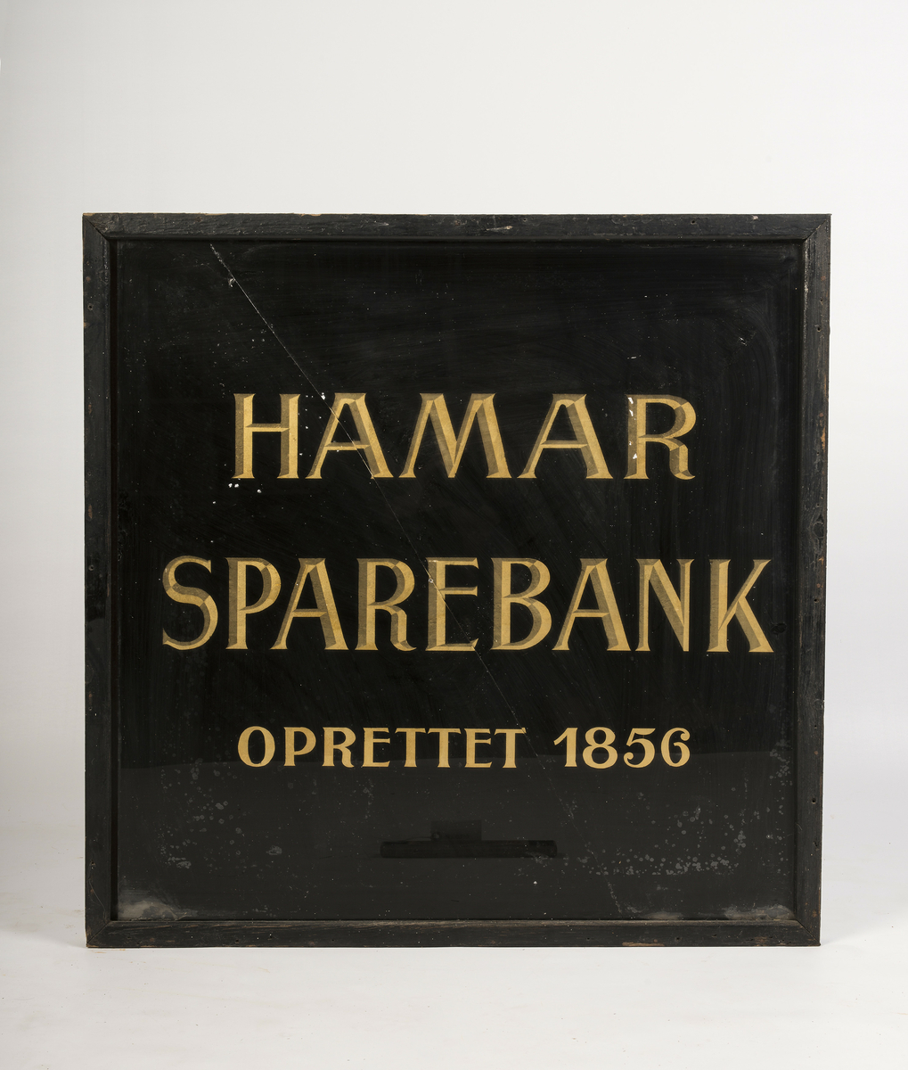 Teksten er malt/trykt på baksiden av ei glassplate.