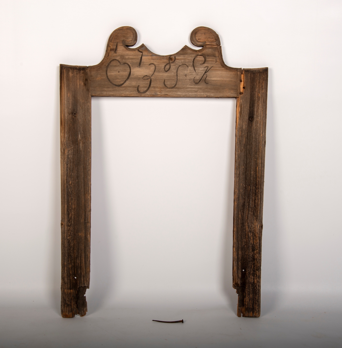 Ramme av tre som antagelig har hørt til Kolsetbygningen. Den har initialene OESK og årstallet 1789 innrisset på toppen. Toppstykket med 2 volutter.