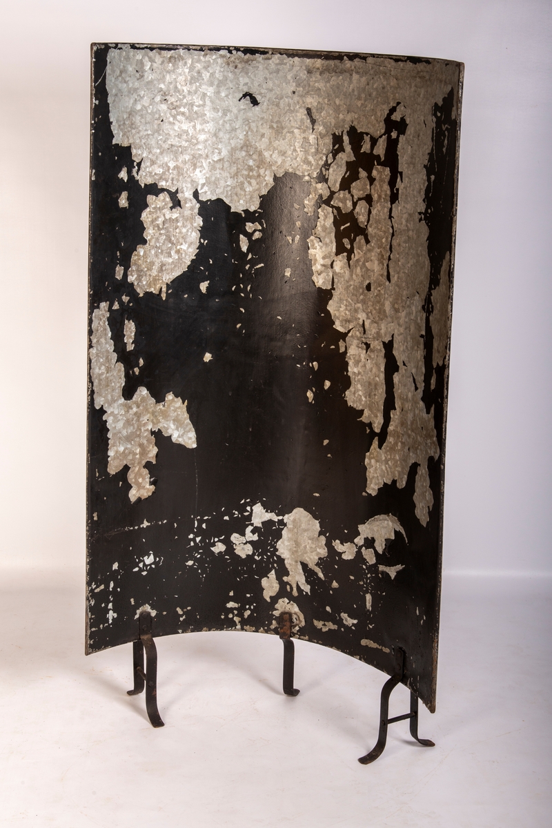Metallplate, buet. Malt sort med brunlig stripe. 