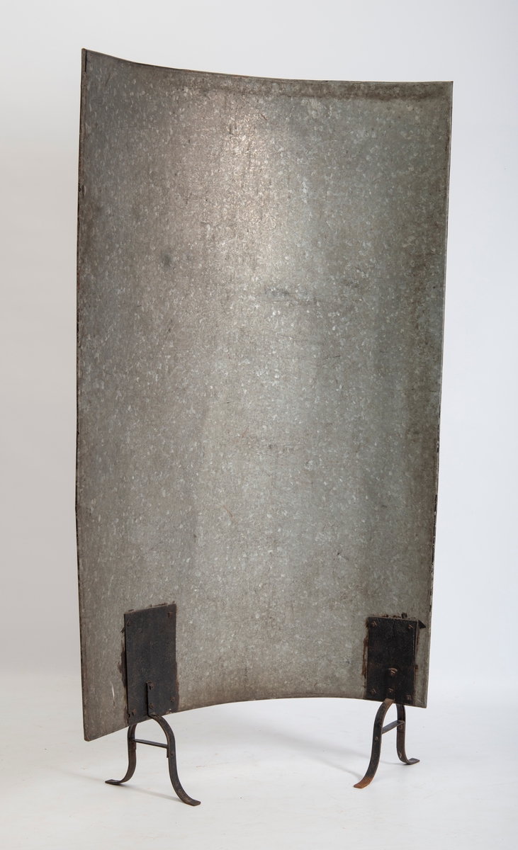 Buet metallplate malt ensfarget sort. 4 ben