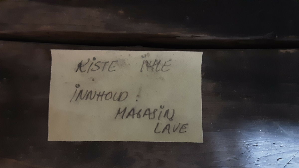 Malt trekiste. Jernhåndtak på kortsidene.