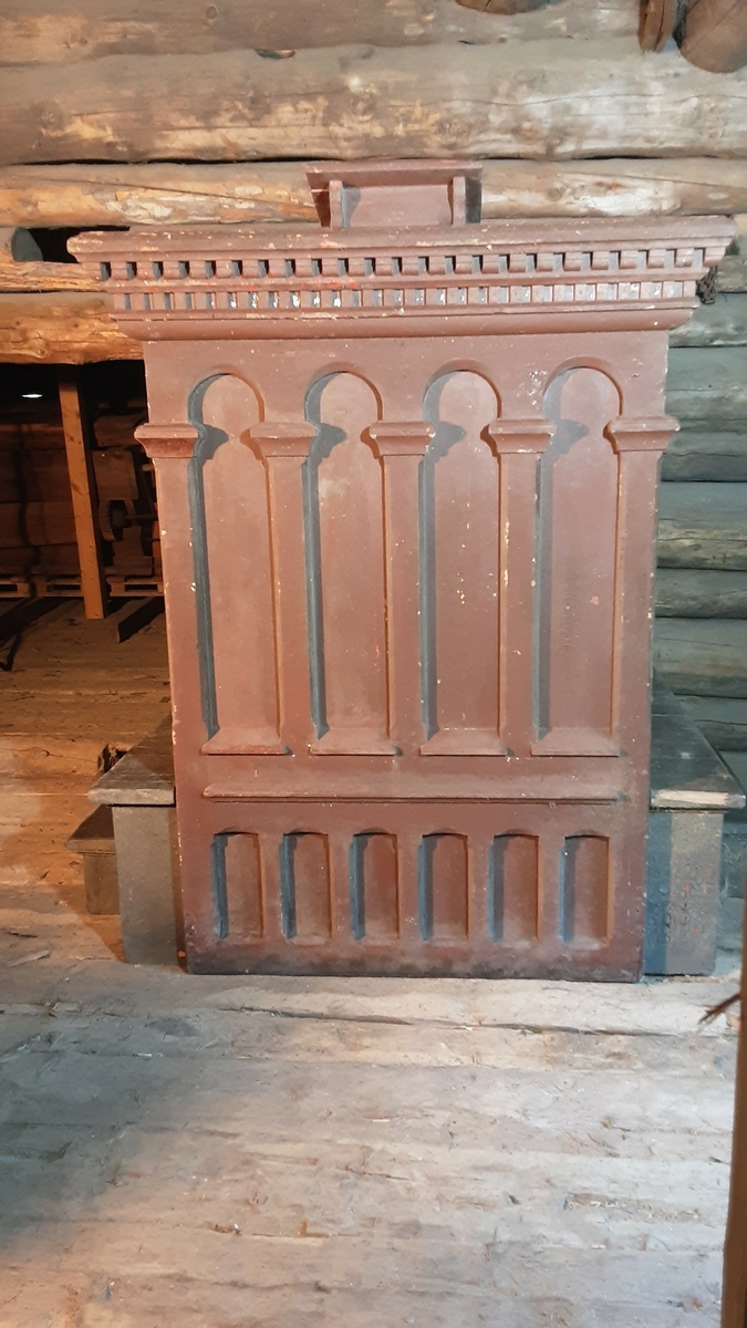 Rødmalt talerstol. Lister øverst med tannsnitt. Romansk form på buer i historisme-stil.