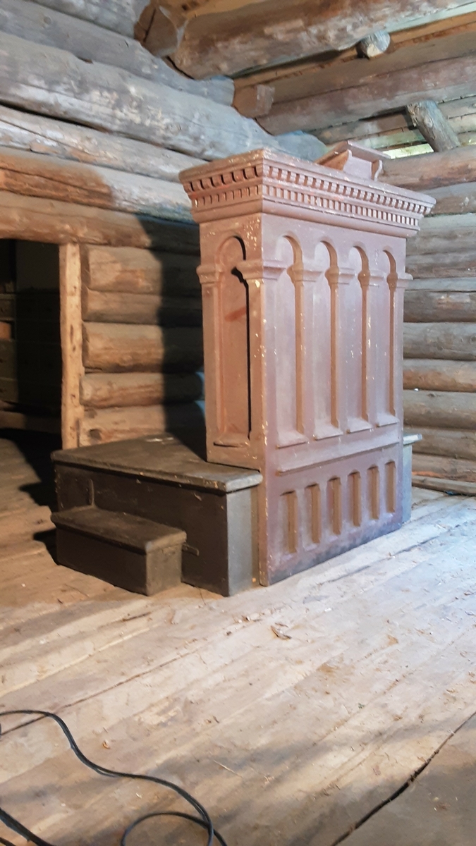 Rødmalt talerstol. Lister øverst med tannsnitt. Romansk form på buer i historisme-stil.