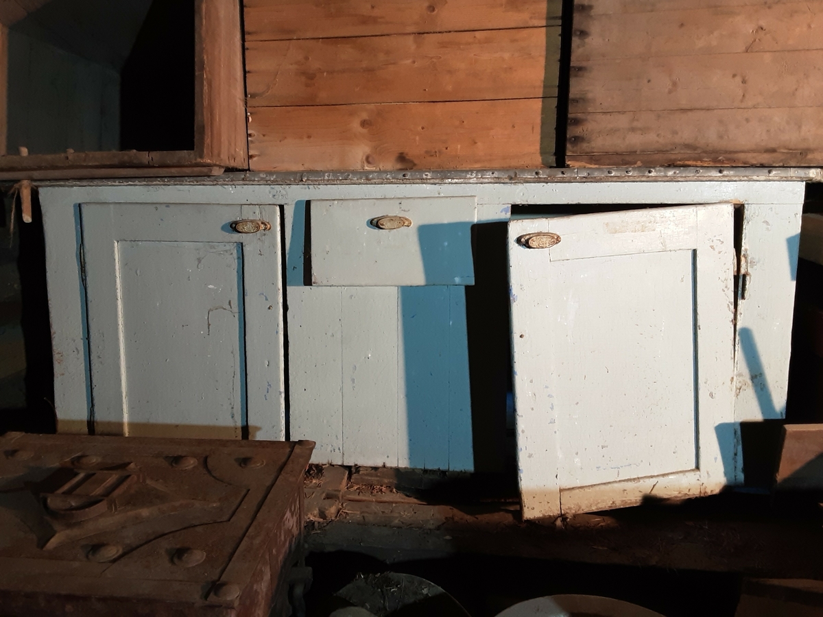 Antatt en kjøkkenbenk med sinkbeslått benkeplate. 2 dører med 1 skuff i midten.