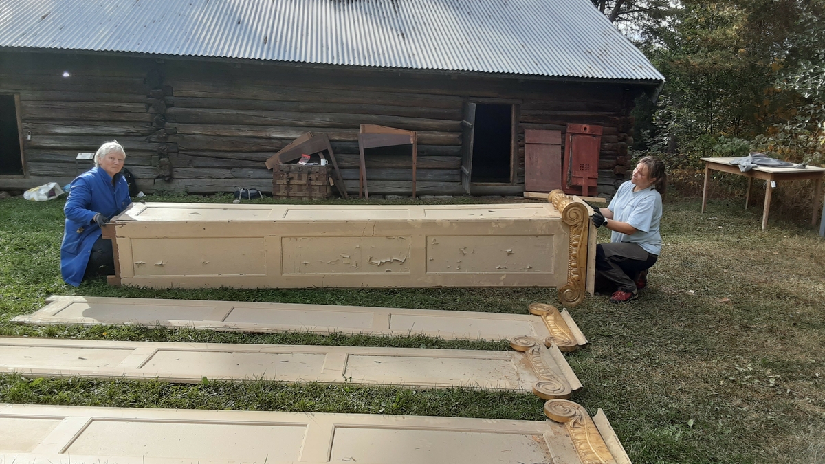 8 paneler med 3 felter på hver. Panelene er nå malt lyse i gul/hvit/beige farge. Underfarge er mørk brunlig. (Ikke undersøkt skikkelig). 4 paneler har jonisk forgyldt toppstykke festet til panelet og 4 paneler har søyler festet på panelet. 1 toppstykke og 1 dreid søyle er løse i tillegg.