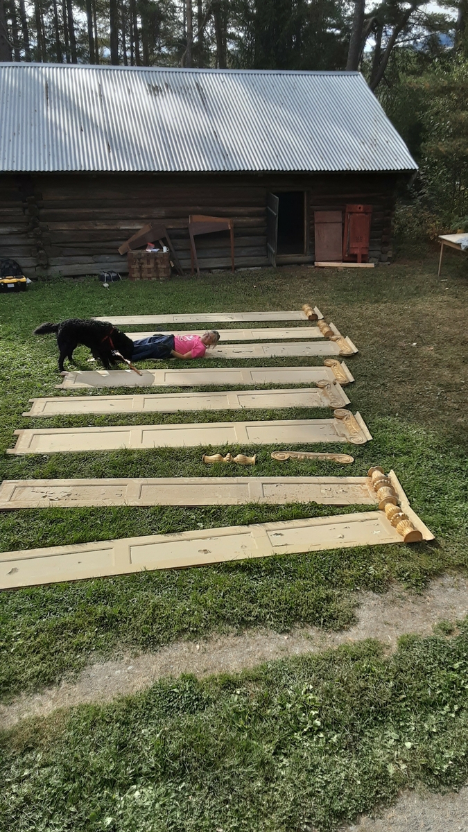 8 paneler med 3 felter på hver. Panelene er nå malt lyse i gul/hvit/beige farge. Underfarge er mørk brunlig. (Ikke undersøkt skikkelig). 4 paneler har jonisk forgyldt toppstykke festet til panelet og 4 paneler har søyler festet på panelet. 1 toppstykke og 1 dreid søyle er løse i tillegg.