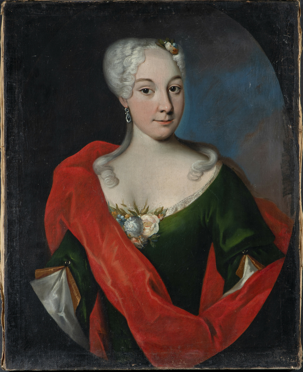 Portrett av ukjent kvinne, 1700-tallet, brystbilde, vendt svakt mot venstre. Trekvart profil og hodet er vendt høyre, med blikket mot betrakter. Mørk grønn utringet kjole med blondekant og blomsterdekorasjon. Øredobb i hennes høyre øre. Lyst oppsatt hår, lange lokker over skuldrene og hårpynt av blomster. Rødt sjal er drapert over kvinnens høyre skulder og venstre arm. Blålig felt i bakgrunnen på høyre side og det er malt en mørk oval ramme rundt motivet.