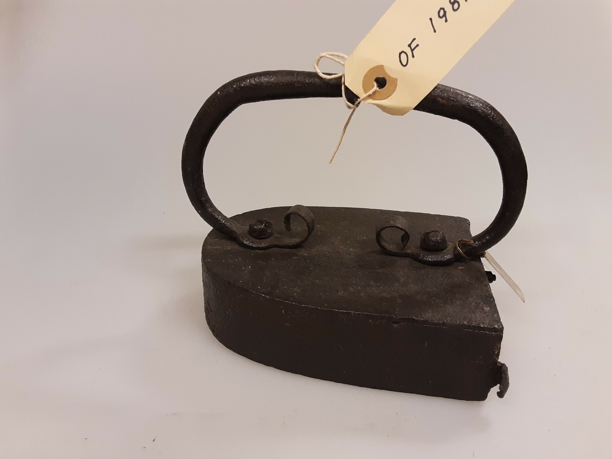 Form: Jernhåndtak med ring
