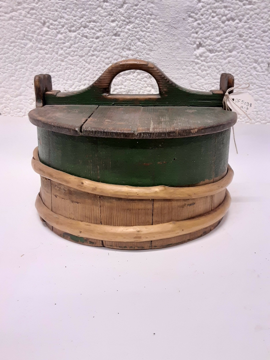 Form: 2 ører, lokk m. hank. Smalere oventil

