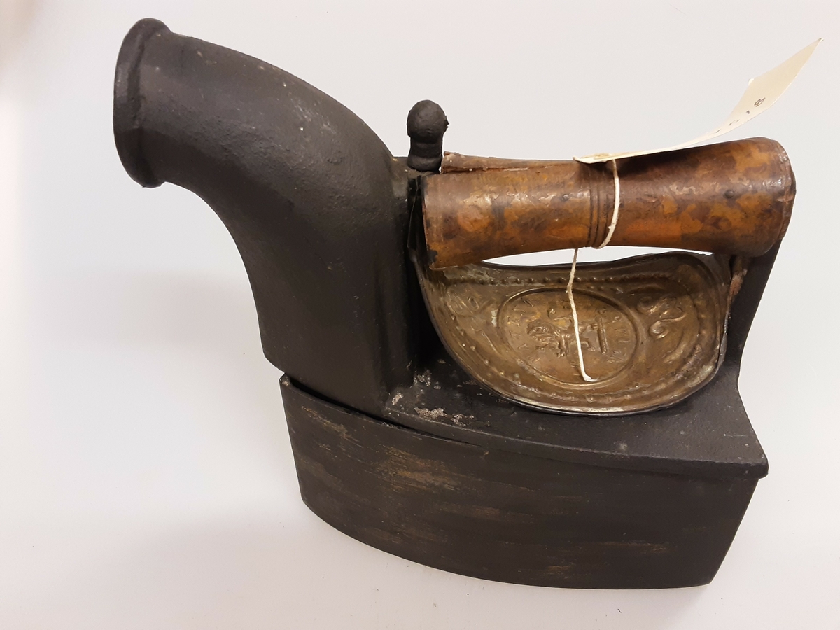 Form: Rom til glør "pipe" håndtak. Messingplate med produksjonsmerke
