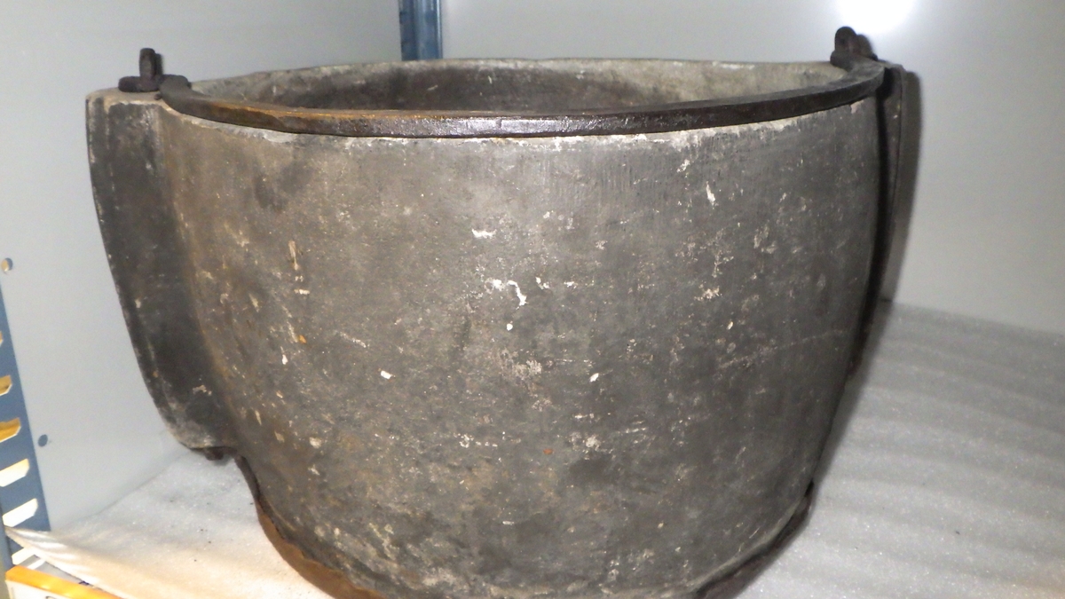 Form: Ring og band under botnen. 2 skinner med feste for hadden
