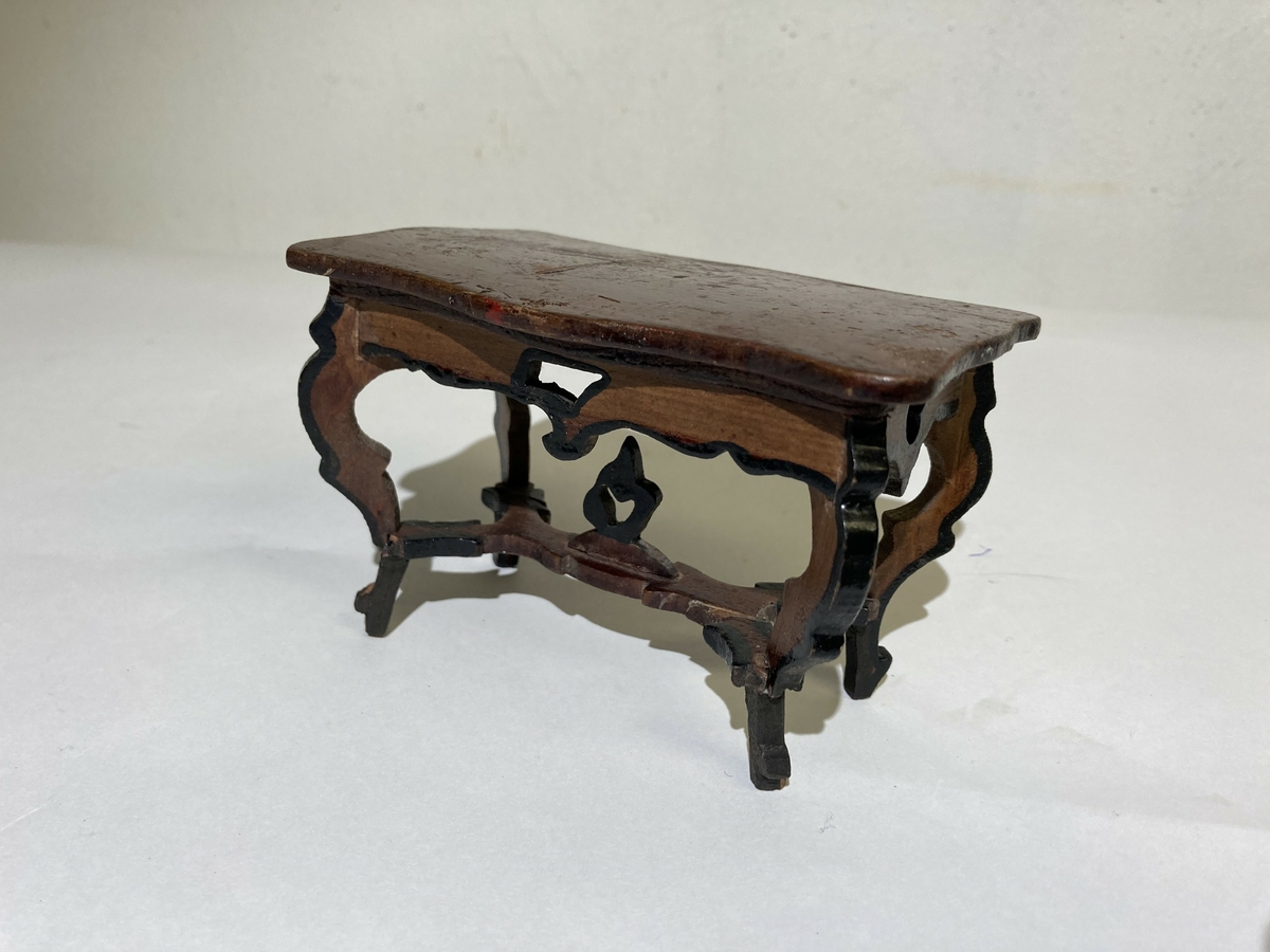 Bord til dokkemøblement i rokokko i tre deler. Dokkemøbler ble gitt til jenter for lek som forberedelse til voksenlivet. 