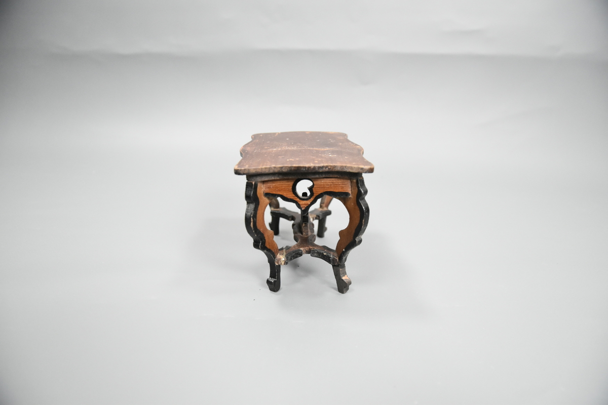 Bord til dokkemøblement i rokokko i tre deler. Dokkemøbler ble gitt til jenter for lek som forberedelse til voksenlivet. 