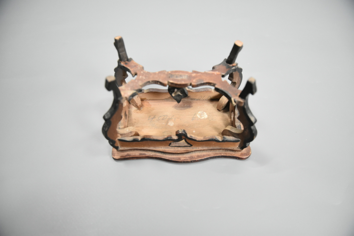 Bord til dokkemøblement i rokokko i tre deler. Dokkemøbler ble gitt til jenter for lek som forberedelse til voksenlivet. 