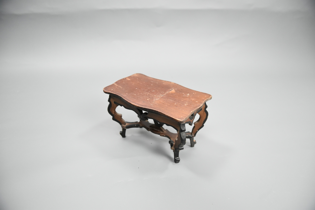 Bord til dokkemøblement i rokokko i tre deler. Dokkemøbler ble gitt til jenter for lek som forberedelse til voksenlivet. 