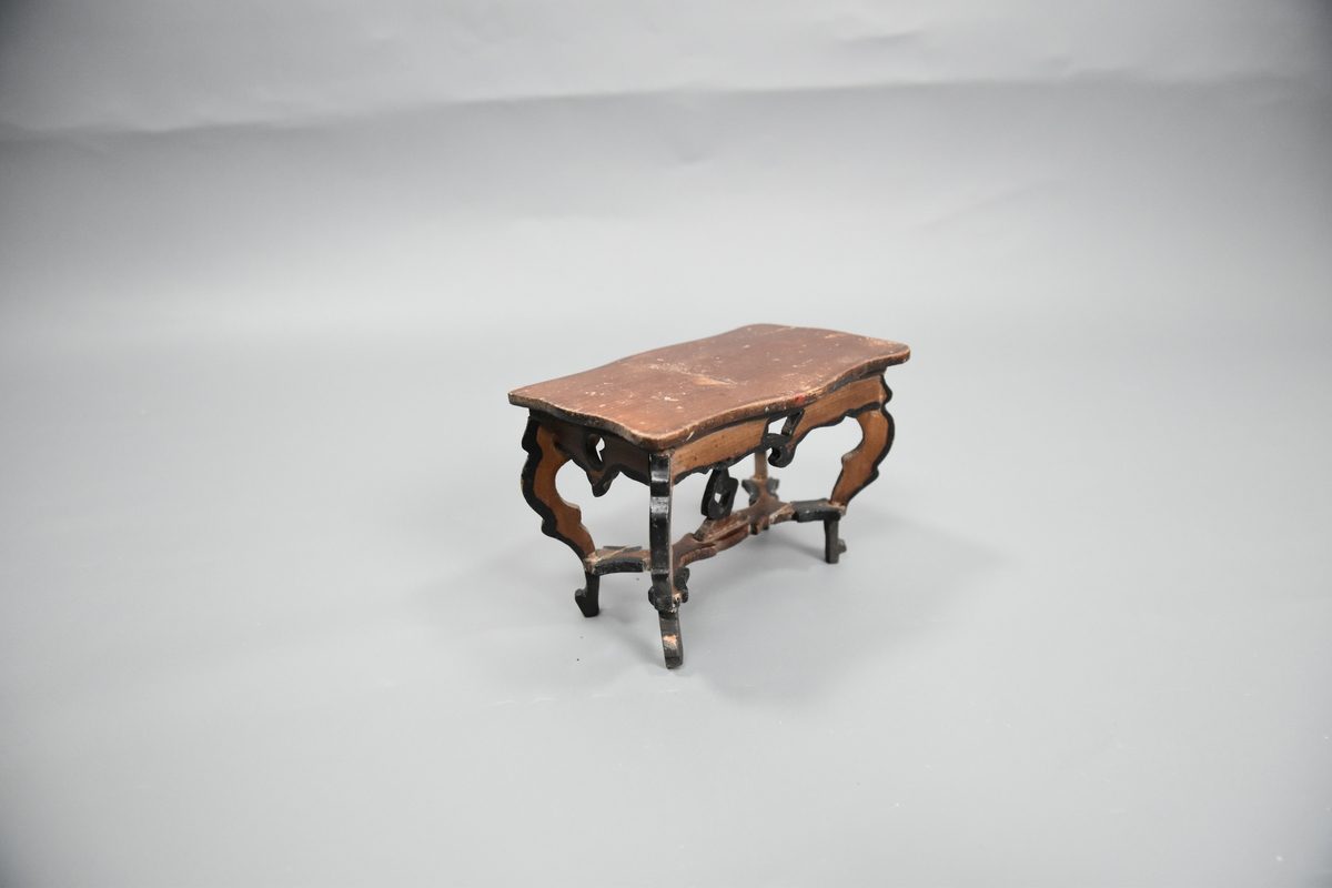 Bord til dokkemøblement i rokokko i tre deler. Dokkemøbler ble gitt til jenter for lek som forberedelse til voksenlivet. 