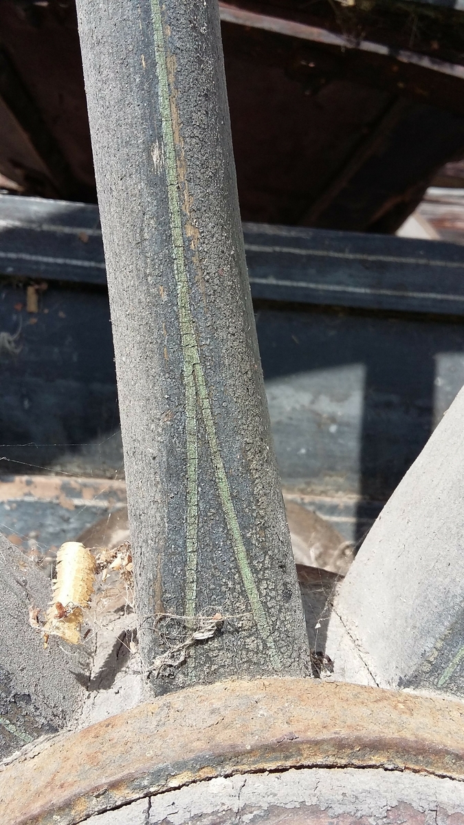Vogn med to hjul, flatbunnet med c-fjærsopphengt sete (ett tverrstilt), skinntrukket fløy på jernramme som hovedveske (?), skvettlær.
Greaseaksel.
Jernbeslåtte hjul.
Antall trefelll: 6
Antall eiker: 12