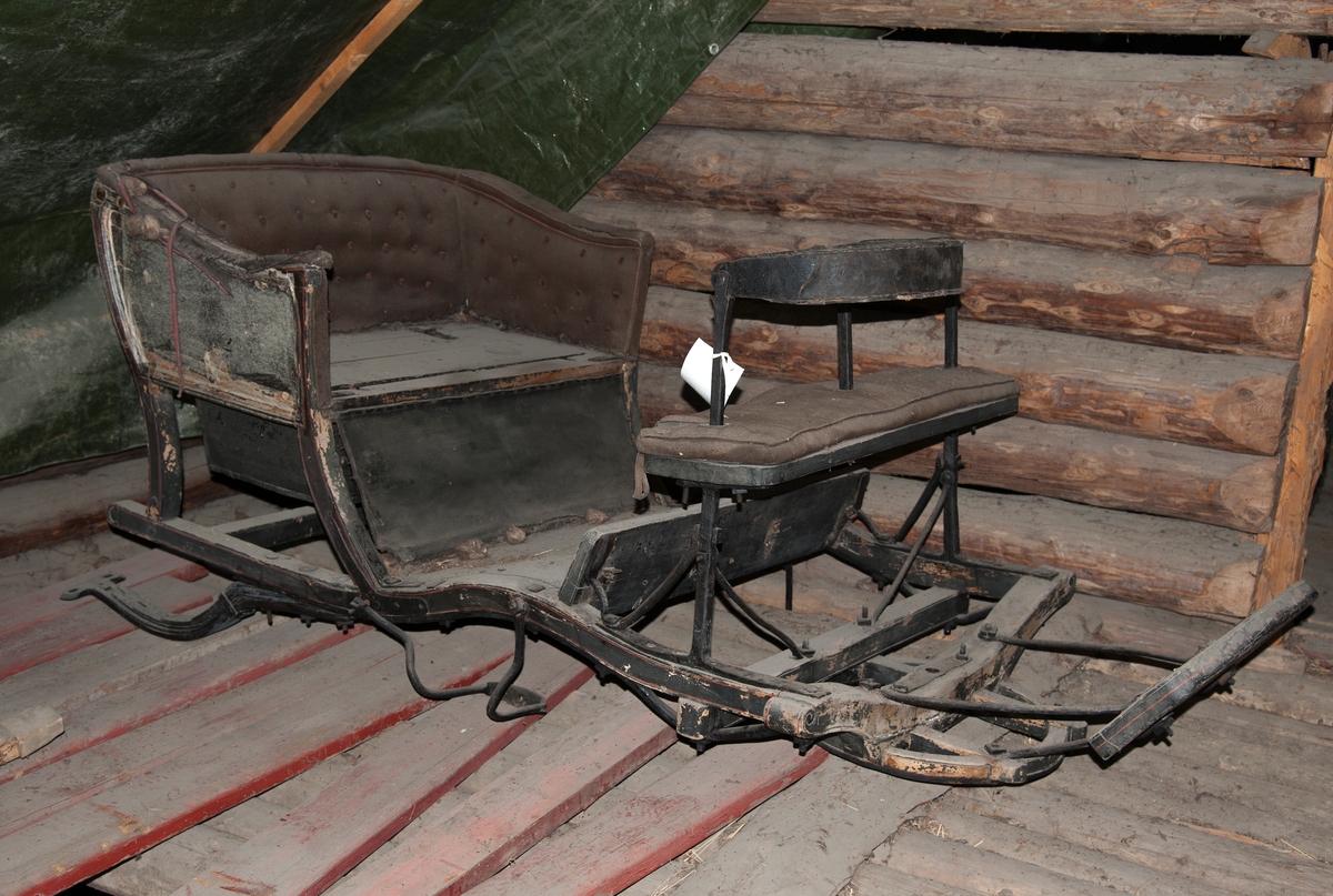 Vogn til undervong som står på Høybylåven; antagelig.
Fire hjul.
Greaseaksel.
To tverrstilte seter.
To individuelle kuskeseter som kan brukes som motsete.
Ryggstøtter på kuskebukk kan slås om.
Trukket med stoff i rygg og armlener.
Undervogn har beslag for stikkstang og humler.
Vogna har ikke undervognsstang