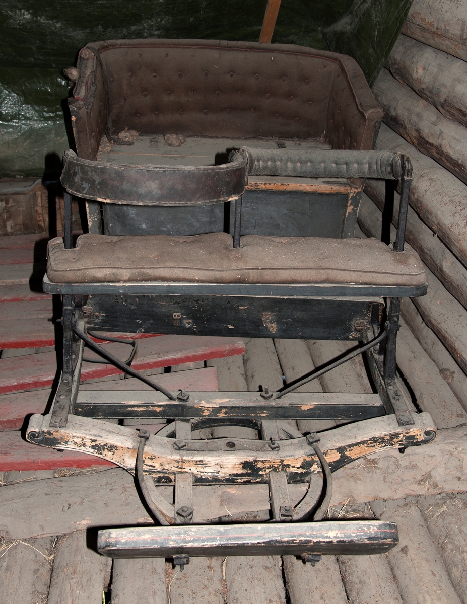 Vogn til undervong som står på Høybylåven; antagelig.
Fire hjul.
Greaseaksel.
To tverrstilte seter.
To individuelle kuskeseter som kan brukes som motsete.
Ryggstøtter på kuskebukk kan slås om.
Trukket med stoff i rygg og armlener.
Undervogn har beslag for stikkstang og humler.
Vogna har ikke undervognsstang