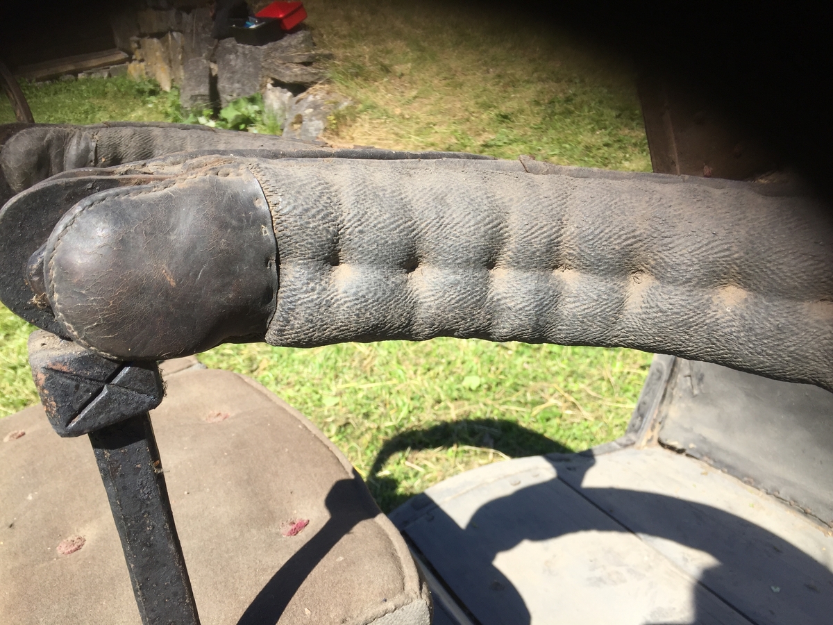 Vogn til undervong som står på Høybylåven; antagelig.
Fire hjul.
Greaseaksel.
To tverrstilte seter.
To individuelle kuskeseter som kan brukes som motsete.
Ryggstøtter på kuskebukk kan slås om.
Trukket med stoff i rygg og armlener.
Undervogn har beslag for stikkstang og humler.
Vogna har ikke undervognsstang