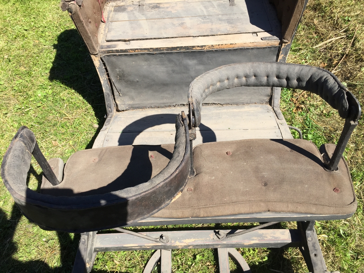 Vogn til undervong som står på Høybylåven; antagelig.
Fire hjul.
Greaseaksel.
To tverrstilte seter.
To individuelle kuskeseter som kan brukes som motsete.
Ryggstøtter på kuskebukk kan slås om.
Trukket med stoff i rygg og armlener.
Undervogn har beslag for stikkstang og humler.
Vogna har ikke undervognsstang