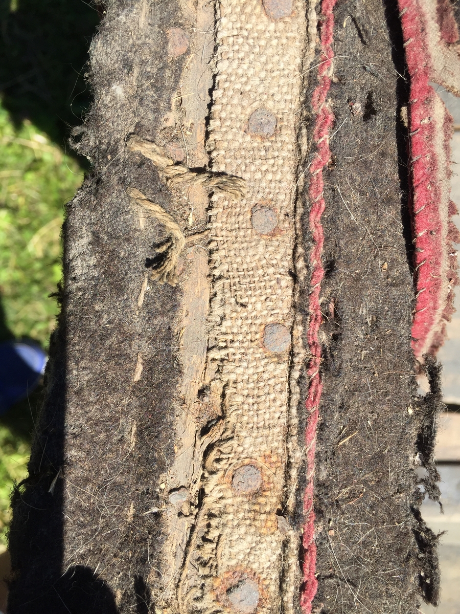 Vogn til undervong som står på Høybylåven; antagelig.
Fire hjul.
Greaseaksel.
To tverrstilte seter.
To individuelle kuskeseter som kan brukes som motsete.
Ryggstøtter på kuskebukk kan slås om.
Trukket med stoff i rygg og armlener.
Undervogn har beslag for stikkstang og humler.
Vogna har ikke undervognsstang