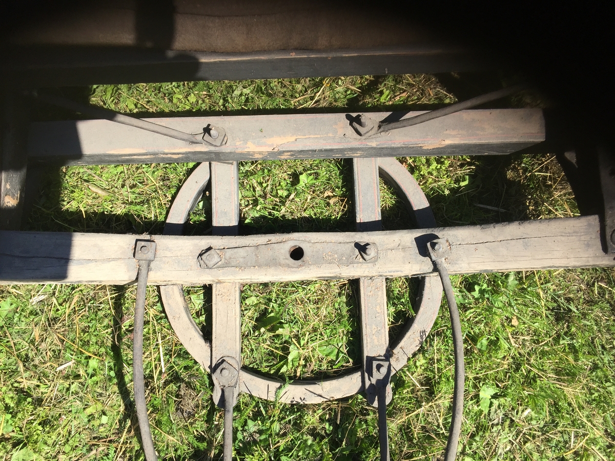 Vogn til undervong som står på Høybylåven; antagelig.
Fire hjul.
Greaseaksel.
To tverrstilte seter.
To individuelle kuskeseter som kan brukes som motsete.
Ryggstøtter på kuskebukk kan slås om.
Trukket med stoff i rygg og armlener.
Undervogn har beslag for stikkstang og humler.
Vogna har ikke undervognsstang