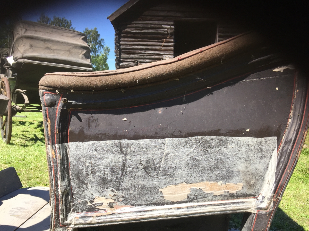 Vogn til undervong som står på Høybylåven; antagelig.
Fire hjul.
Greaseaksel.
To tverrstilte seter.
To individuelle kuskeseter som kan brukes som motsete.
Ryggstøtter på kuskebukk kan slås om.
Trukket med stoff i rygg og armlener.
Undervogn har beslag for stikkstang og humler.
Vogna har ikke undervognsstang