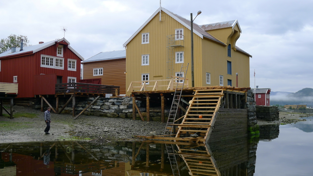 Jacobsen-brygga er bygd i bindingsverk i 3 etasjer (inkl loft).  Knevegger med knebukker for avstiving. Ligger med langside mot sjøen, med vinsjhus på midten.