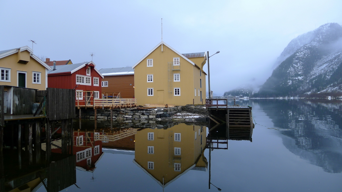 Jacobsen-brygga er bygd i bindingsverk i 3 etasjer (inkl loft).  Knevegger med knebukker for avstiving. Ligger med langside mot sjøen, med vinsjhus på midten.