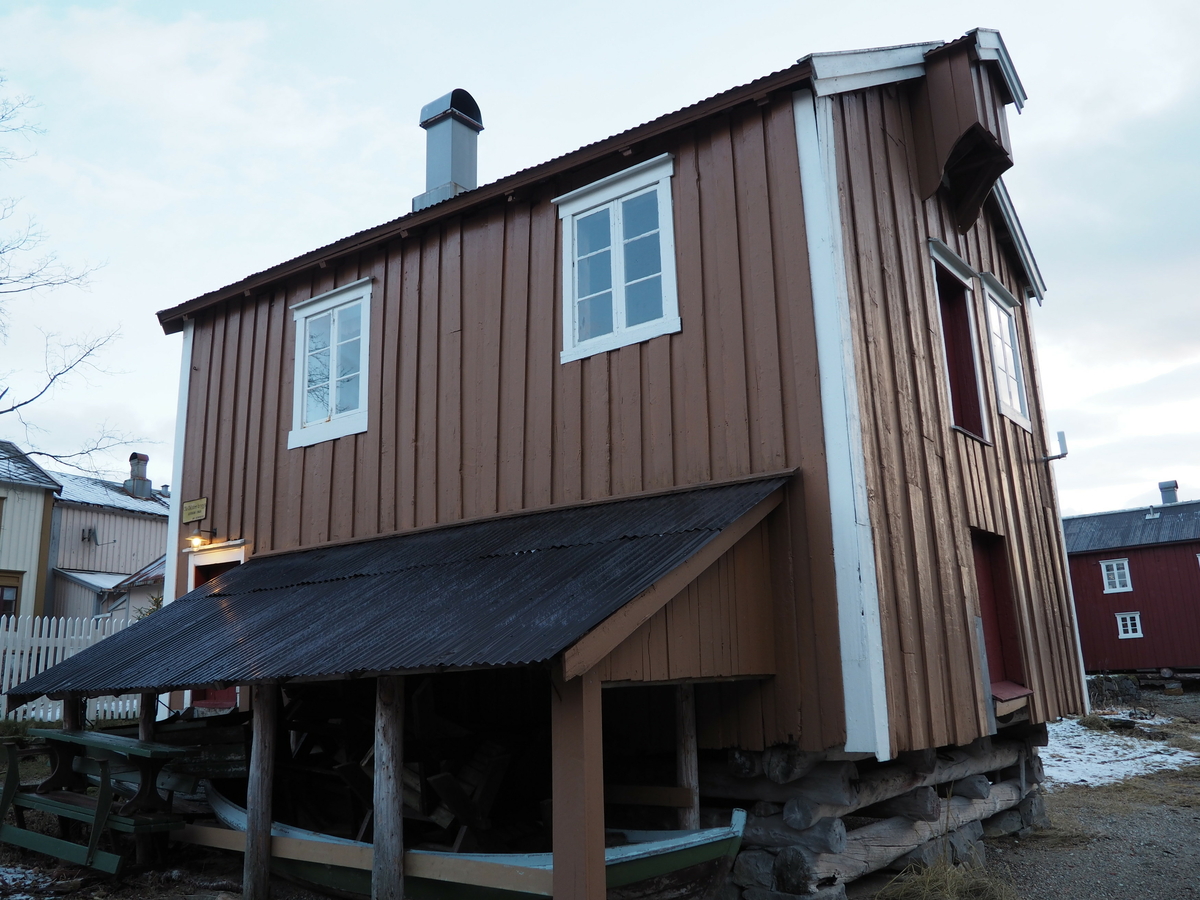 Godt bevart gårdsbrygge fra tida før 1862 som viser omtrent hvordan bryggene så ut da de ble tatt i bruk til fast beboelse i 2 etg. Bryggen har tømret del i ene hjørne på landside i begge etasjer. Ellers bindingsverk. Nå, noe modernisert gjestehus for utleie. Noe original kledning intakt. 