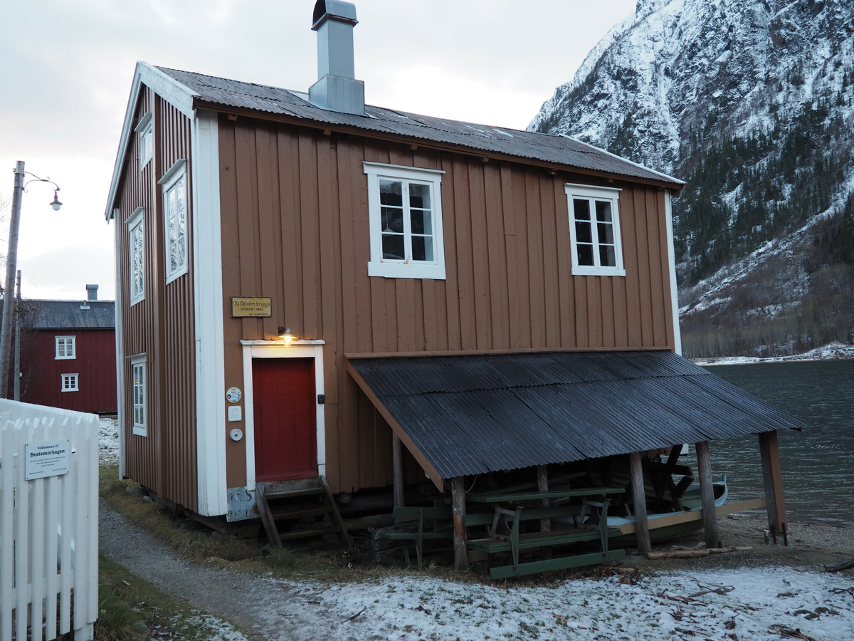 Godt bevart gårdsbrygge fra tida før 1862 som viser omtrent hvordan bryggene så ut da de ble tatt i bruk til fast beboelse i 2 etg. Bryggen har tømret del i ene hjørne på landside i begge etasjer. Ellers bindingsverk. Nå, noe modernisert gjestehus for utleie. Noe original kledning intakt. 
