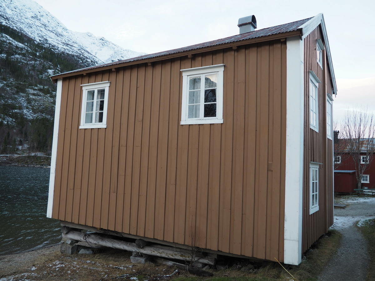Godt bevart gårdsbrygge fra tida før 1862 som viser omtrent hvordan bryggene så ut da de ble tatt i bruk til fast beboelse i 2 etg. Bryggen har tømret del i ene hjørne på landside i begge etasjer. Ellers bindingsverk. Nå, noe modernisert gjestehus for utleie. Noe original kledning intakt. 