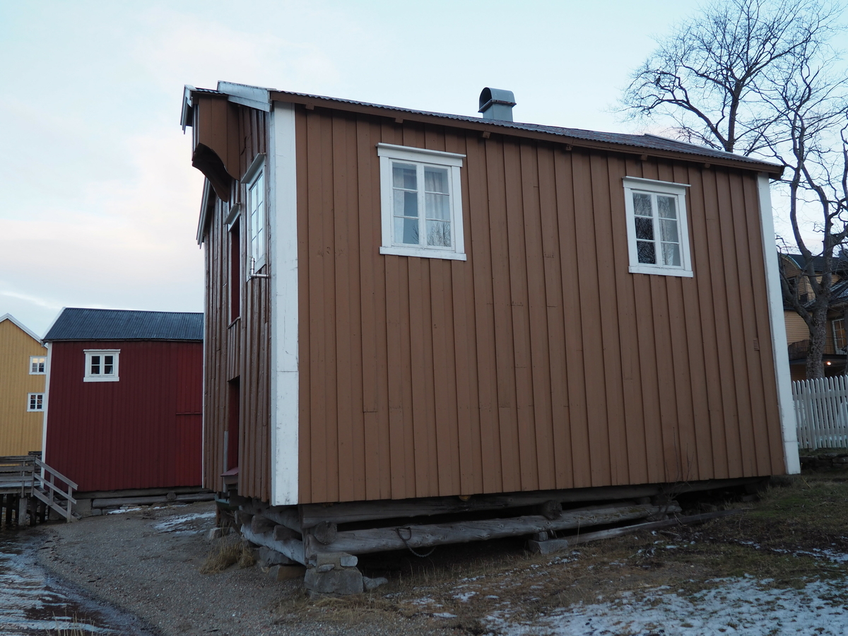Godt bevart gårdsbrygge fra tida før 1862 som viser omtrent hvordan bryggene så ut da de ble tatt i bruk til fast beboelse i 2 etg. Bryggen har tømret del i ene hjørne på landside i begge etasjer. Ellers bindingsverk. Nå, noe modernisert gjestehus for utleie. Noe original kledning intakt. 