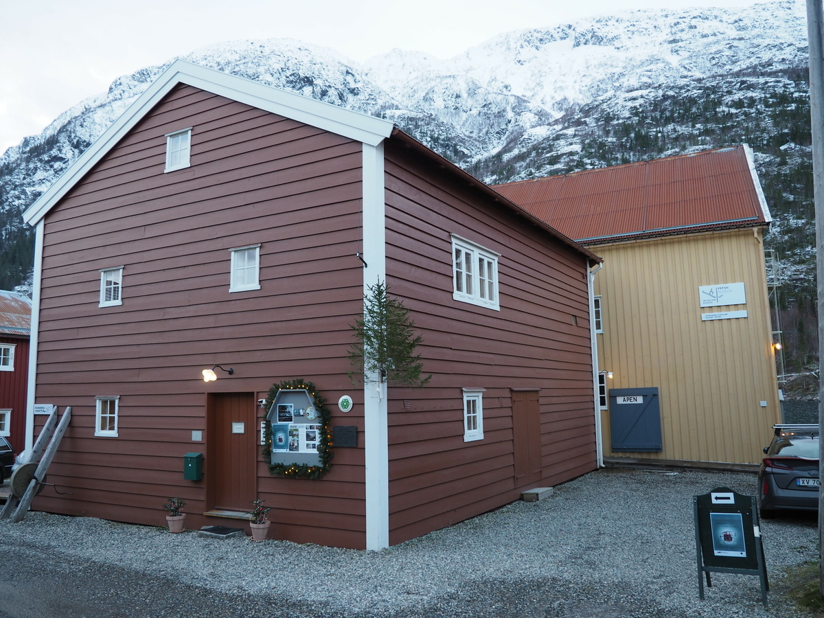 Jacobsen-brygga er bygd i bindingsverk i 3 etasjer (inkl loft).  Knevegger med knebukker for avstiving. Ligger med langside mot sjøen, med vinsjhus på midten.