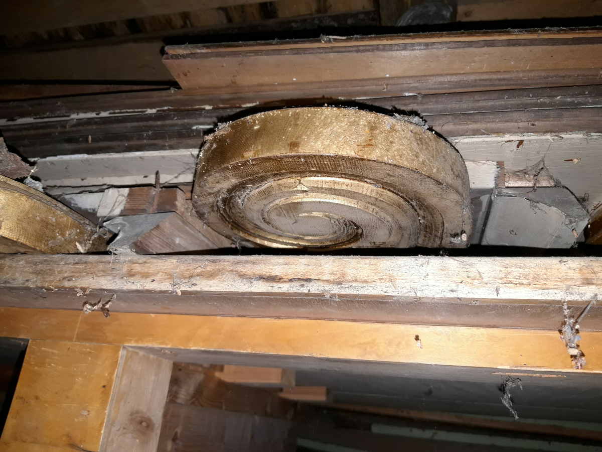 8 paneler med 3 felter på hver. Panelene er nå malt lyse i gul/hvit/beige farge. Underfarge er mørk brunlig. (Ikke undersøkt skikkelig). 4 paneler har jonisk forgyldt toppstykke festet til panelet og 4 paneler har søyler festet på panelet. 1 toppstykke og 1 dreid søyle er løse i tillegg.