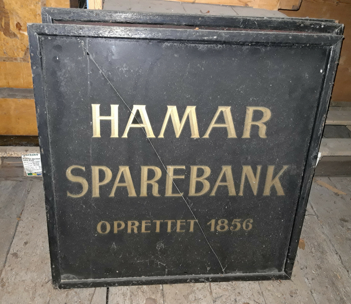 2 avlange skilt med treramme. Glassflata er malt på baksiden.