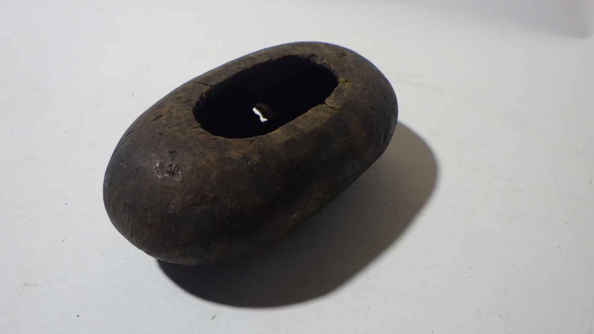 Form: Uthulet oval, avrundet uten lokk

