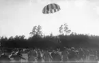 Major Orde Leeds hopp med fallskärm i Jönköping Midsommardagen 1920.