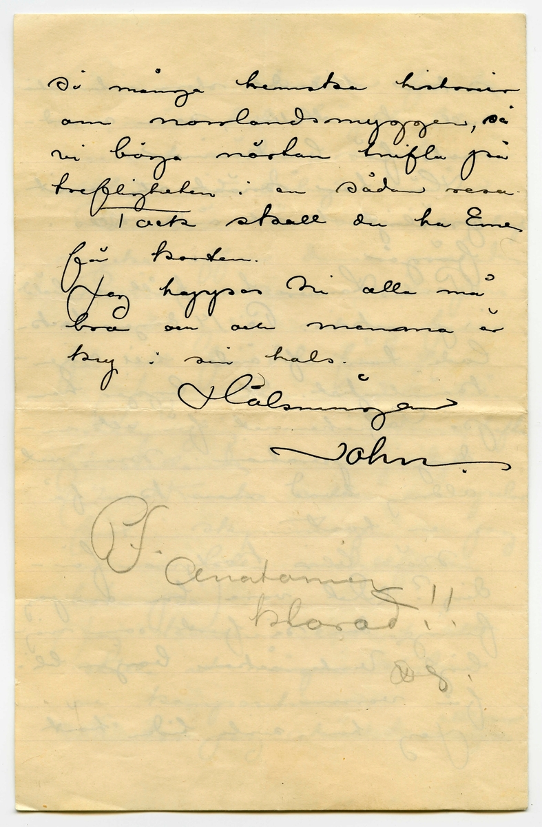 Brev odaterat från John Bauer till Emma, Joseph, Hjalmar och Ernst Bauer, bestående av fyra sidor skrivna på framsidan av ett vikt pappersark. Huvudsaklig skrift handskriven med svart bläck. 
.
BREVAVSKRIFT:
.
[Sida 1]
[inritat i vänstra hörnet tre röda streck]
Stockholm tisdag
Snälle Pappa, Mamma, Hjalmar
och Enne
Jag mår som vanligt
bra och alting går sin 
gilla gång.
[överstruket: t] De fyra anatomi ten-
tamina äro lyckligen öf-
verståndna. Vid den sista
i dag hade jag rent utaf
bondtur. I morgon ha vi
examen men jag hoppas
att inte den [bläckplump] skall gå
sämre för att gubbarna 
kör på.
Vi ha prof. Björk i malar
skolan denna [överskrivet: d] månaden
.
[Sida 2]
Prissarna skolkar frisk
nu, när det börjat bli
vackert väder, så han är
alltid vid dåligt humör.
Cederström är också ovanligt
mycke officer denna månaden
Prissarna som måla pris-
ämnet gå i riktig feber
för att få det färdigt.
Jag sitter modell såsom
artistyngling i en större tafla
föreställande en ateljéidyll.
(Ivar Kamke sitter och spelar
fiol i skymningen och jag
och en liten modellflicka
höra på)
Jag kommer endast att 
ställa ut några studier
och kompositioner.
Så har jag skänkt [överstruket: några] ett par
.
[Sida 3]
saker till det stora internatio-
nella konstlotteri, som anord-
nats för boerkvinnor.
Här har snöat och varit
gräsligt kallt ända tills i 
förgår.
Pontus Lanner har fått en böld
 i jumsken. På 14 dagar tack-
lade han af ända till oigen-
kännlighet. Nu ligger han
på Sofiahemmet för att un-
dergå operation. Man vet
aldrig hvad man kan få 
i en hast.
När blir kostymen fär-
dig? Det vore bra om jag
finge den så fort som möj-
ligt. Vinterråcken borjar bli
för varm.
Jag har sista tiden hört
.
[Sida 4]
så många hemska historier 
om norrlandsmyggen, så
vi börja nästan tvifla på
trefligheten i en sådan resa.
Tack skall du ha Enne
för korten.
Jag hoppas ni alla må
bra och och mamma är 
kry i sin hals.
Hälsningar
John.
P.S.
Anatomin klarad!!
DS.