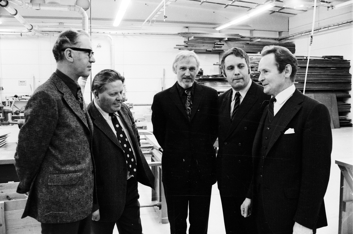 Landstingsnämnd besöker verkstad, Tierp, 1972