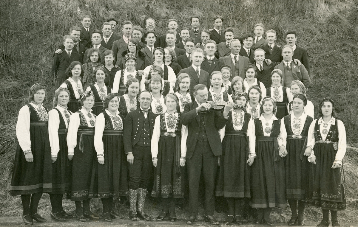 Gruppe ungdommar med spelemann.  Spelemannen er Einar Lund