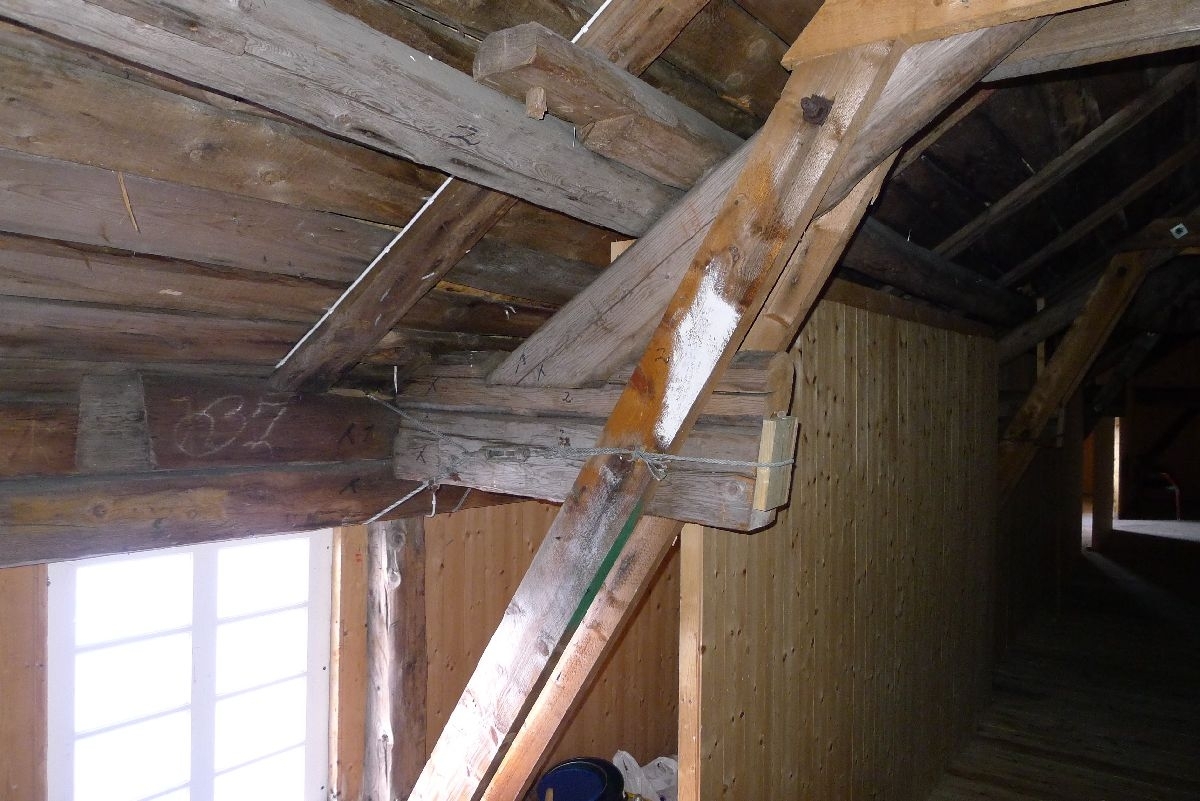 Rødmalt brygge på stabber av murt stein. Bordkledd og bordtak. 137 m2 grunnflate, totalt areal 240 m2. 