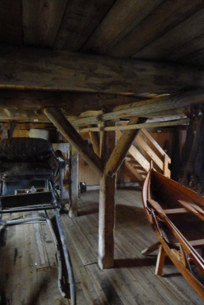 Rødmalt brygge på stabber av murt stein. Bordkledd og bordtak. 137 m2 grunnflate, totalt areal 240 m2. 