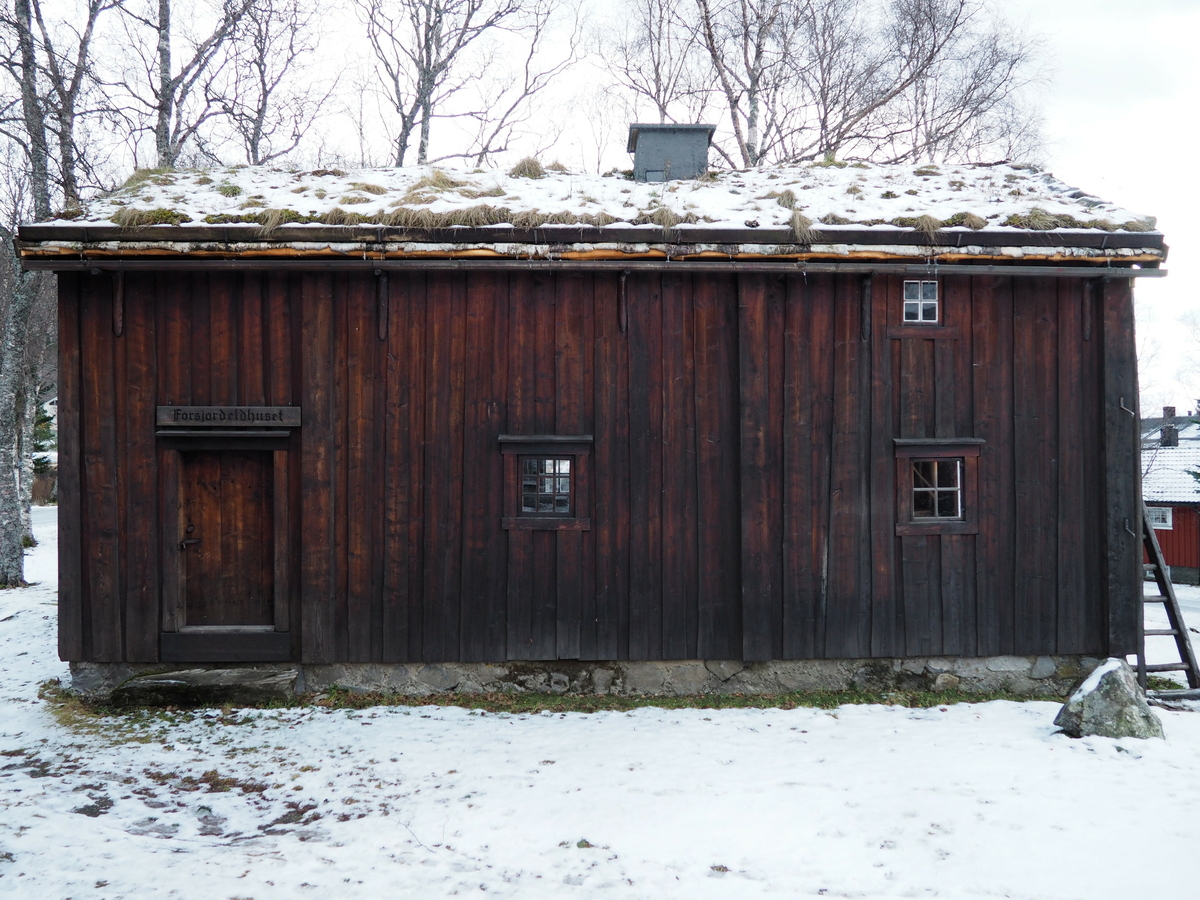 Eldhus med sval/inngangsparti, eldhusrom, massturom med loft over. Trappa utvendig gir tilgang til loftet. Stått på Forsjord i Vefsn, uviss alder. Tregulv i sval/inngang, men steinheller i gulv ellers. Konstruksjon i laftet tømmer med sval i bindingsverk. Utvendig kledd med stående tømmermannspanel på en mur av stein og betong. Taket er tekket med plast og torv, never ved raft. Det er åpent ildsted/grue med ljore/åpning i tak. Eldhusrommet er litt større enn massturommet. Steinhellene på gulvet og åpent ildsted med ljore i taket gir bygningen alderdommelig preg.