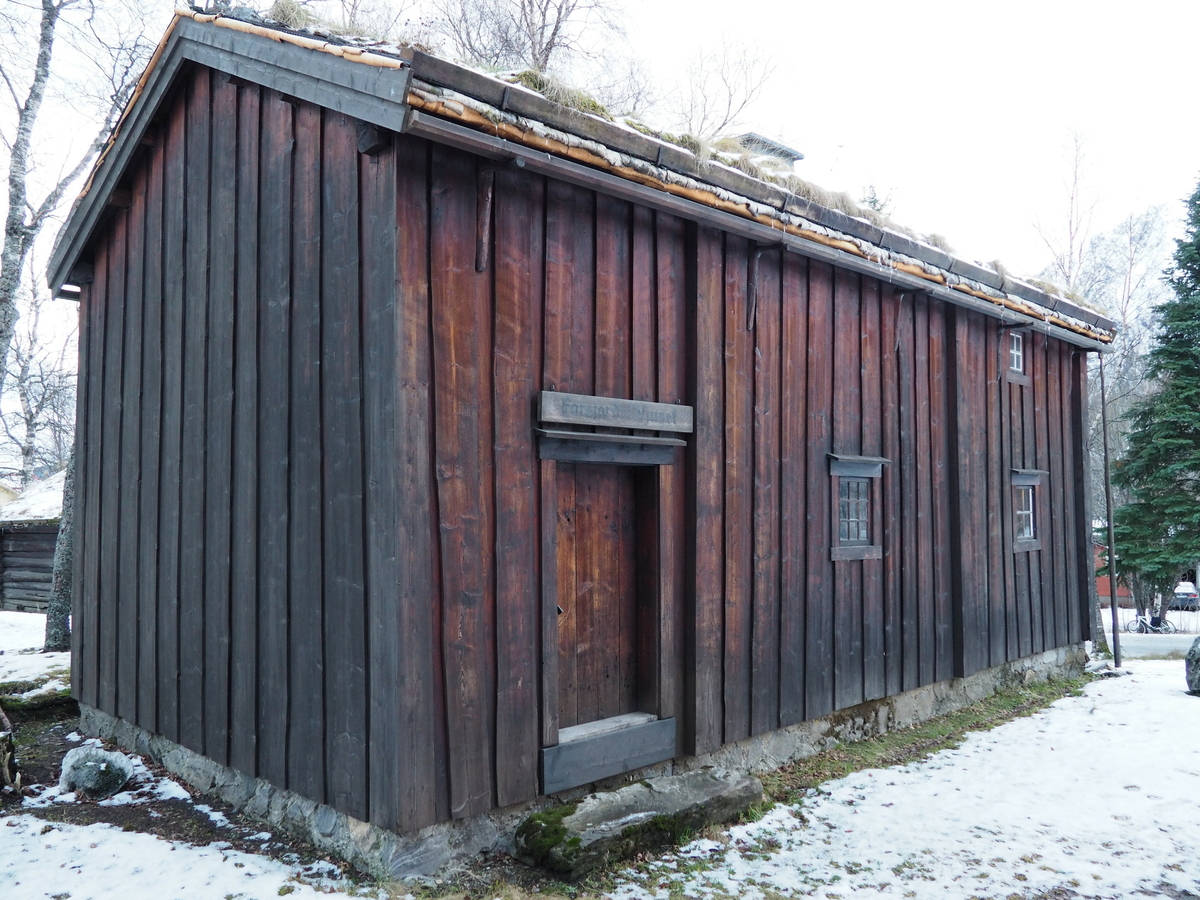 Eldhus med sval/inngangsparti, eldhusrom, massturom med loft over. Trappa utvendig gir tilgang til loftet. Stått på Forsjord i Vefsn, uviss alder. Tregulv i sval/inngang, men steinheller i gulv ellers. Konstruksjon i laftet tømmer med sval i bindingsverk. Utvendig kledd med stående tømmermannspanel på en mur av stein og betong. Taket er tekket med plast og torv, never ved raft. Det er åpent ildsted/grue med ljore/åpning i tak. Eldhusrommet er litt større enn massturommet. Steinhellene på gulvet og åpent ildsted med ljore i taket gir bygningen alderdommelig preg.