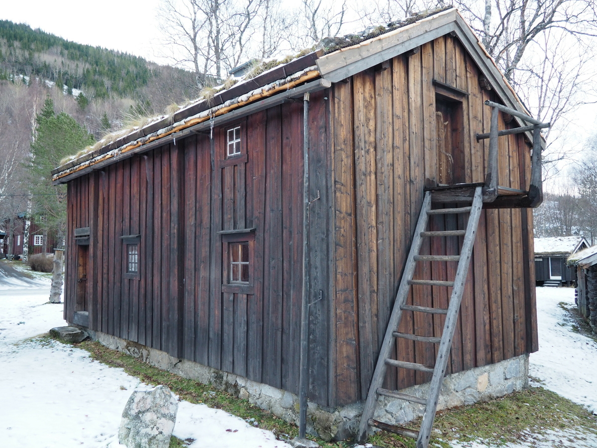 Eldhus med sval/inngangsparti, eldhusrom, massturom med loft over. Trappa utvendig gir tilgang til loftet. Stått på Forsjord i Vefsn, uviss alder. Tregulv i sval/inngang, men steinheller i gulv ellers. Konstruksjon i laftet tømmer med sval i bindingsverk. Utvendig kledd med stående tømmermannspanel på en mur av stein og betong. Taket er tekket med plast og torv, never ved raft. Det er åpent ildsted/grue med ljore/åpning i tak. Eldhusrommet er litt større enn massturommet. Steinhellene på gulvet og åpent ildsted med ljore i taket gir bygningen alderdommelig preg.