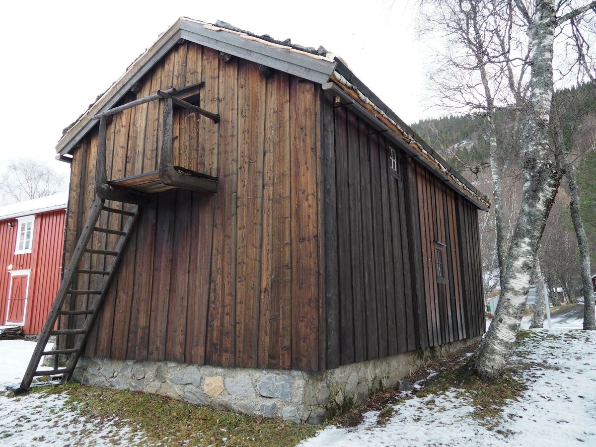 Eldhus med sval/inngangsparti, eldhusrom, massturom med loft over. Trappa utvendig gir tilgang til loftet. Stått på Forsjord i Vefsn, uviss alder. Tregulv i sval/inngang, men steinheller i gulv ellers. Konstruksjon i laftet tømmer med sval i bindingsverk. Utvendig kledd med stående tømmermannspanel på en mur av stein og betong. Taket er tekket med plast og torv, never ved raft. Det er åpent ildsted/grue med ljore/åpning i tak. Eldhusrommet er litt større enn massturommet. Steinhellene på gulvet og åpent ildsted med ljore i taket gir bygningen alderdommelig preg.