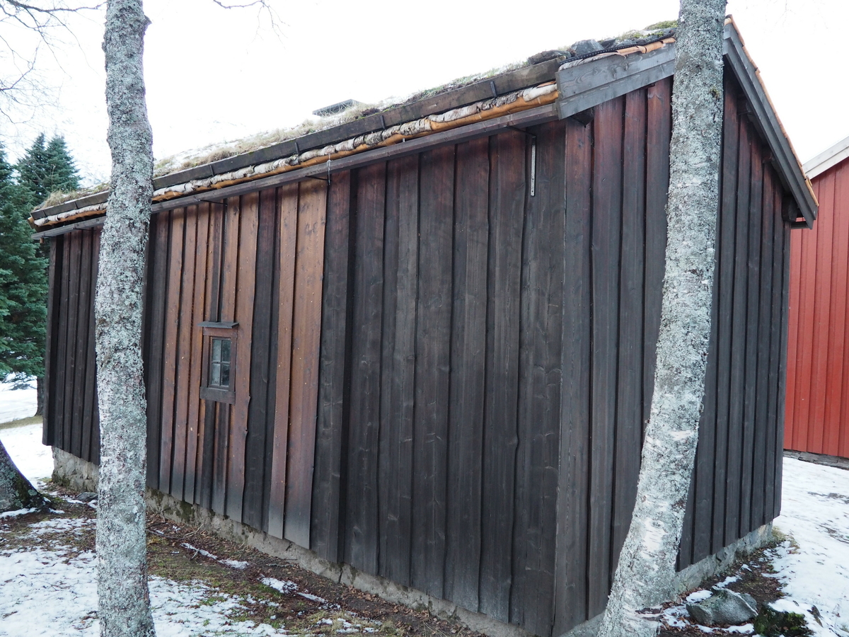 Eldhus med sval/inngangsparti, eldhusrom, massturom med loft over. Trappa utvendig gir tilgang til loftet. Stått på Forsjord i Vefsn, uviss alder. Tregulv i sval/inngang, men steinheller i gulv ellers. Konstruksjon i laftet tømmer med sval i bindingsverk. Utvendig kledd med stående tømmermannspanel på en mur av stein og betong. Taket er tekket med plast og torv, never ved raft. Det er åpent ildsted/grue med ljore/åpning i tak. Eldhusrommet er litt større enn massturommet. Steinhellene på gulvet og åpent ildsted med ljore i taket gir bygningen alderdommelig preg.